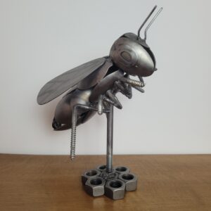 sculpture abeille en métal recyclé artisanal